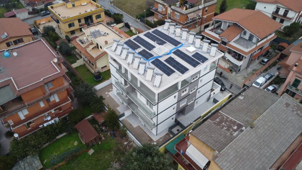 Vista aerea dell'ex asilo di Acilia ristrutturato, con impianto fotovoltaico in copertura