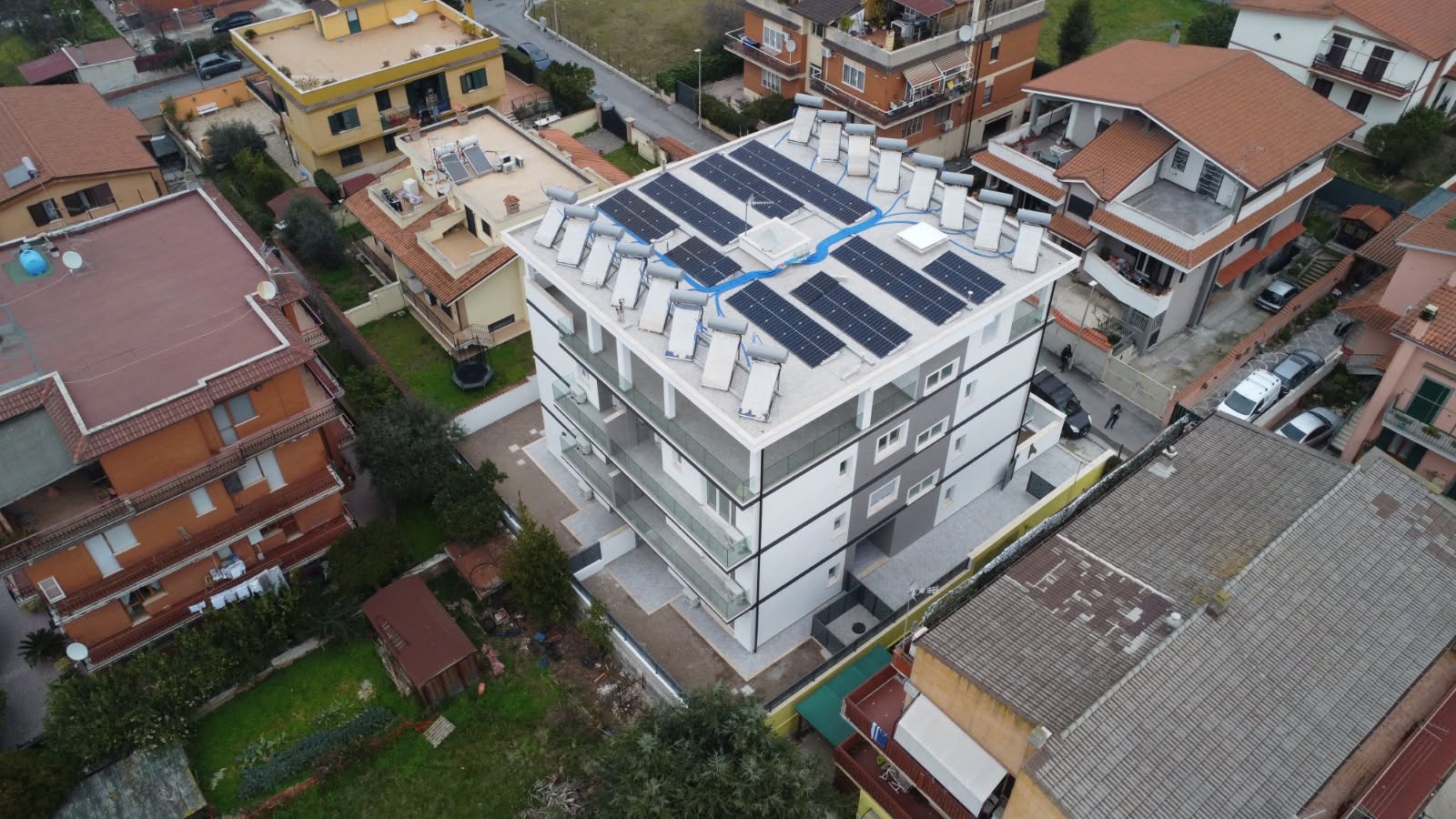 Vista aerea dell'ex asilo di Acilia ristrutturato, con impianto fotovoltaico in copertura