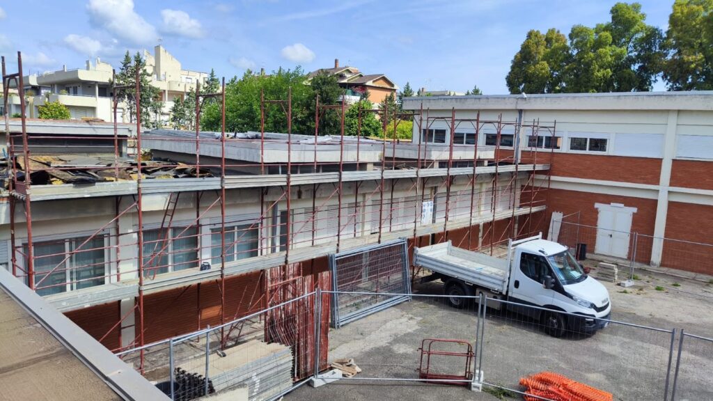 Cantiere per il rifacimento della copertura dell'Istituto Mattei di Latina